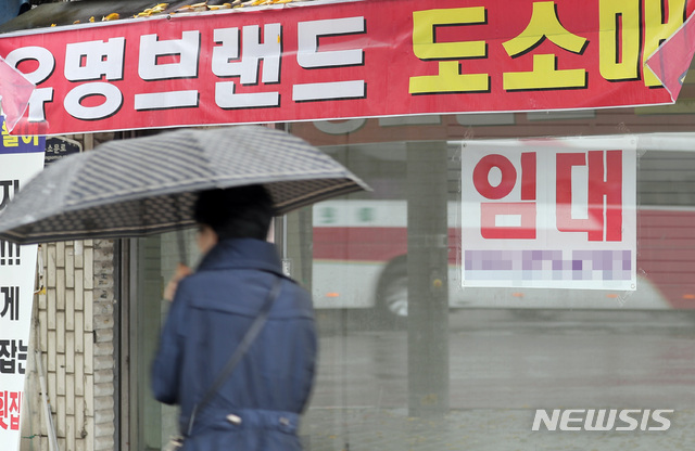 [위기의 자영업]벌이 시원찮고, 빚은 쌓이고…'경기 한파'에 위태