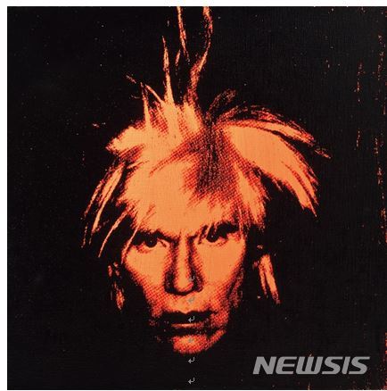 【서울=뉴시스】 Andy Warhol 安迪•沃荷, 자화상 Self Portrait, synthetic polymer paint and silkscreen ink on canvas, 30.5×30.5cm, 1986,stamped by the Andy Warhol Foundation for the Visual Arts and the Estate of Andy Warhol,and numbered 'PO40.008' on the overlap, Estimate: HKD16,000,000- 25,000,000 / 한화 추정가 23억~36억원