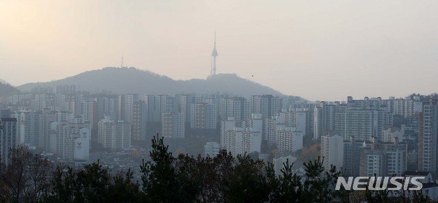 【서울=뉴시스】고범준 기자 = 9·13부동산 대책 이후 매수세가 위축되면서 서울 아파트값 상승세가 60주 만에 꺾였다.  한국감정원이 발표한 11월 첫째주 주간 아파트 가격 동향에 따르면, 서울의 아파트값 상승률이 0.00%를 나타냈고, 종부세 강화와 대출 규제, 임대사업자 혜택 축소 등 정부의 강력한 부동산 대책이 영향을 미쳤기 때문으로 분석했다.  사진은 9일 오후 서울 성동구에서 바라본 아파트 모습. 2018.11.09.  bjko@newsis.com