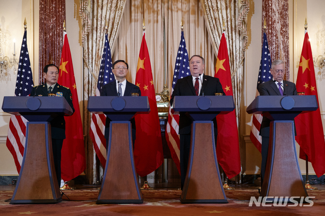 【워싱턴=AP/뉴시스】 9일(현지시간) 미국과 중국은 워싱턴에서 미중 외교안보대화를 가졌다. 대화 참석자들이 회의 후 기자회견을 갖고 있다. 왼쪽부터 웨이펑허, 양제츠, 마이크 폼페이오, 짐 매티스. 