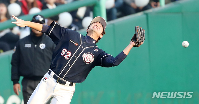 【인천=뉴시스】이영환 기자 = 10일 오후 인천 미추홀구 SK행복드림구장에서 열린 2018 KBO 한국시리즈 5차전 SK 와이번스와 두산 베어스의 경기, 8회말 선두타자 최정의 플라이를 두산 유격수 김재호가 놓치고 있다. 2018.11.10.  20hwan@newsis.com