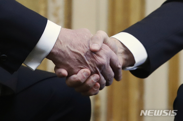 【파리=AP/뉴시스】 도널드 트럼프 미국 대통령과 에마뉘엘 마크롱 대통령이 10일(현지시간) 프랑스 파리 엘리제궁에서 정상회담을 가졌다. 사진은 악수를 나누는 두 정상의 손의 모습. 2018.11.10