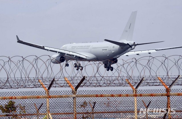 【부산=뉴시스】 하경민 기자 = 공군이 사상 처음으로 도입하는 공중급유기가 12일 부산 강서구 김해공항 활주로에 착륙하고 있다. 이번에 도입하는 에어버스D&S사의 'A330 MRTT' 기종은 에어버스 A330-200 여객기 기체를 개량해 만든 다목적 공중급유기이다. 이 기종은 길이 58.8m, 폭 5.6m로 적재 연료량은 111t에 달하며, F-15K 전투기의 연료가 절반 남았을 때 22대에 연료 공급이 가능한 것으로 알려졌다. 또 공중급유기는 미사일 회피 능력과 300명의 병력, 45t의 화물을 수송할 수 있는 능력을 갖추고 있다. 2018.11.12. yulnetphoto@newsis.com
