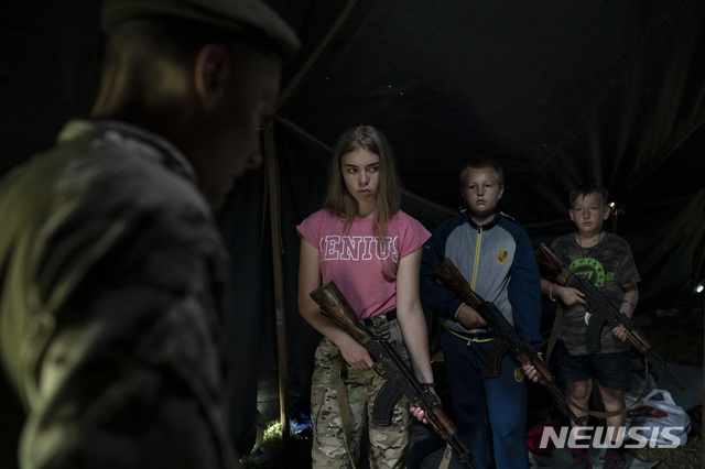 【테르노필(우크라이나)=AP/뉴시스】지난 7월28일 우크라이나 서부의 숲속에 개설된 민족주의 정당 스보보다당이 개설한 여름 캠프에 참가한 10대 남녀 참가자들이 AK47 소총을 들고 교육을 받고 있다. 러시아로부터 우크라이나를 보호하고, 민족주의 이념을 확산시키는것을 목표로 하는 이 캠프에서 참가자들은 "친러 분리주의자들은 인간이 아니다. 사격할 때 목표물을 인간이라고 생각하면 안 된다"는 교육을 받고 있다. 2018.11.12 