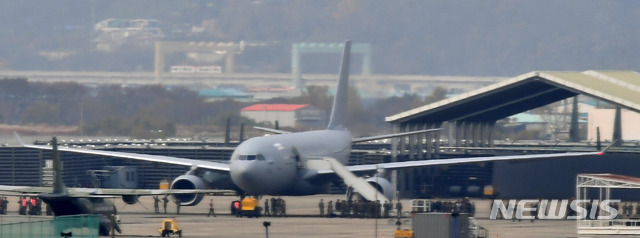 【부산=뉴시스】 하경민 기자 = 공군이 사상 처음으로 도입하는 공중급유기가 12일 부산 강서구 김해공항에 착륙해 있다.  이번에 도입하는 에어버스D&S사의 'A330 MRTT' 기종은 에어버스 A330-200 여객기 기체를 개량해 만든 다목적 공중급유기이다. 이 기종은 길이 58.8m, 폭 5.6m로 적재 연료량은 111t에 달하며, F-15K 전투기의 연료가 절반 남았을 때 22대에 연료 공급이 가능한 것으로 알려졌다. 또 공중급유기는 미사일 회피 능력과 300명의 병력, 45t의 화물을 수송할 수 있는 능력을 갖추고 있다. 2018.11.12. yulnetphoto@newsis.com