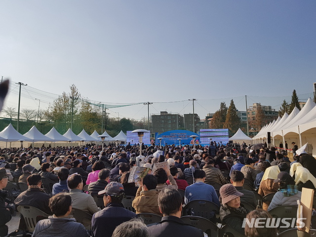 【서울=뉴시스】김가윤 기자 = 13일 서울 송파 가락동 탄천유수지 축구장에서 '가락시영아파트 주택재건축정비 사업조합 임시총회'가 열렸다. 총회는 293명 정족수 미달로 성원되지 못해 잠정 유예됐다. 2018.11.13 yoon@newsis.com