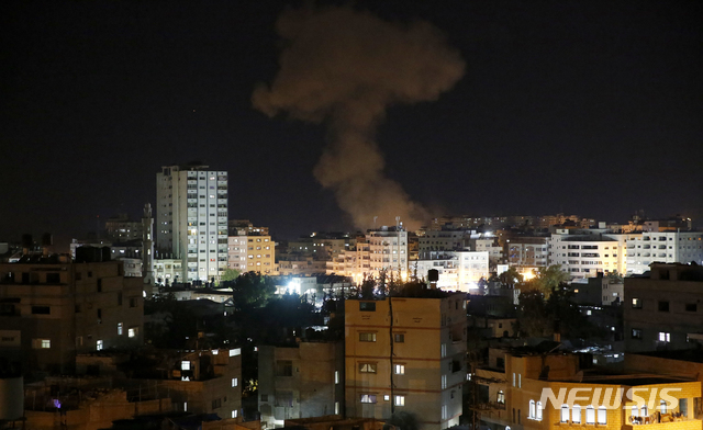 【가자지구=AP/뉴시스】12일(현지시간) 이스라엘군의 공습을 받은 팔레스타인 자치령 가자지구에서 연기가 피어오르고 있다. 2018.11.13.  