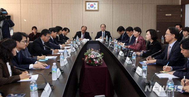 【서울=뉴시스】추상철 기자 = 유은혜(오른쪽 세번째) 사회부총리 겸 교육부장관이 13일 오후 서울 영등포구 여의도 교육시설재난공제회관에서 열린 '제3차 유아교육 공공성 강화 추진단' 회의에 참석해 모두발언을 하고 있다. 2018.11.13.  scchoo@newsis.com