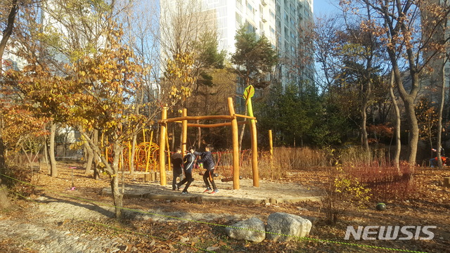 어린이들의 상상력을 키우기 위해 동백동 내꽃근린공원 안에 조성한 신개념 놀이공간 ‘아이누리 놀이터’