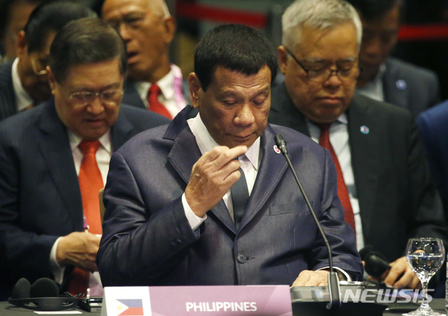 【싱가포르=AP/뉴시스】로드리고 두테르테 필리핀 대통령이 14일 싱가포르에서 열린 아세안+중국 정상회의에 참석하고 있다. 2018.11.15.