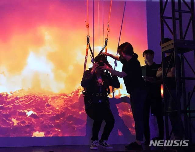 【서울=뉴시스】헤드락VR에서 최초 선보이는 '플라잉 다이브 볼케이노'를 시연하는 승리 크리에이티브 디렉터(CD). (사진/헤드락VR 제공)  photo@newsis.com