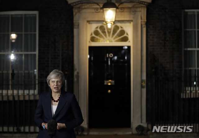 【런던=AP/뉴시스】테리사 메이 영국 총리가 14일(현지사간) 런던의 다우닝 10번가 총리 공관 앞에서 성명을 발표하고 있다. 메이 총리는 내각회의에서 브렉시트 합의안 초안에 대해 각료들의 지지를 이끌어냈다고 밝혔다. 2018.11.15 