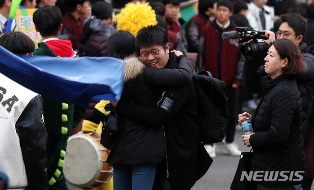 【서울=뉴시스】추상철 기자 = 2019학년도 대학수학능력시험이 실시된 15일 오전 서울 종로구 경복고등학교에 마련된 서울시교육청 15시험지구 1시험장에서 수험생이 교사의 격려를 받으며 시험장으로 향하고 있다. 2018.11.15. scchoo@newsis.com