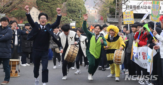 【서울=뉴시스】추상철 기자 = 2019학년도 대학수학능력시험이 실시된 15일 오전 서울 종로구 경복고등학교에 마련된 서울시교육청 15시험지구 1시험장에서 후배들이 수험생 선배를 응원하고 있다. 2018.11.15. scchoo@newsis.com