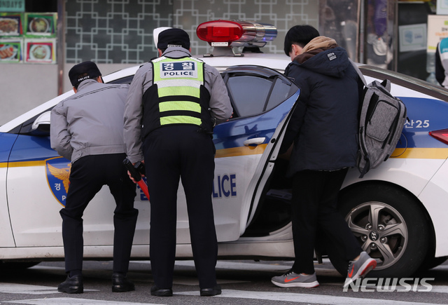 【서울=뉴시스】고승민 기자 = 2019학년도 대학수학능력시험일인 15일 오전 서울 용산고등학교(서울시교육청 제15시험지구 제7시험장)에서 한 수험생이 시험장을 잘못 찾아 경찰차량을 타고 본 시험장으로 출발하고 있다. 2018.11.15.kkssmm99@newsis.com