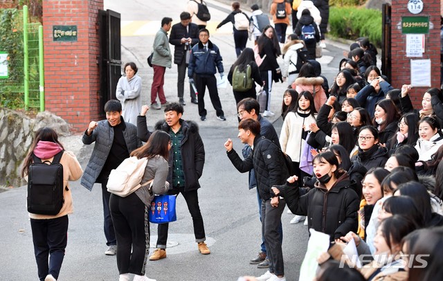 【부산=뉴시스】 하경민 기자 = 2019학년도 대학수학능력시험일인 15일 부산 수영구 덕문여고 앞에서 학생들과 교사 등이 고사장으로 들어가는 수험생을 응원하고 있다. 이날 부산은 59개 시험장에서 3만3973명이 시험에 응시한다. 2018.11.15. yulnetphoto@newsis.com