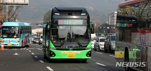 【서울=뉴시스】추상철 기자 = 서울시 시내버스 노선에 전기버스가 처음으로 운행을 시작했다. 친환경 전기버스가 15일 오전 서울 종로구 세종대로를 지나고 있다. 2018.11.15.  scchoo@newsis.com