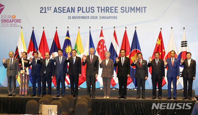【싱가포르=뉴시스】박진희 기자 = 아세안(ASEAN·동남아국가연합) 정상회의 참석한 강경화 외교부 장관이 15일 싱가포르 선텍(SUNTEC) 컨벤션 센터에서 열린 제21차 아세안+3 정상회의에 참석해 아세안 회원국 정상들과 함께 기념촬영을 하고 있다. 왼쪽부터 마하티르 빈 모하마드 말레이사아 총리, 아웅산 수지 미얀마 국가고문,  로드리고 두테르테 필리핀 대통령, 응웬 쑤언 푹 베트남 총리, 아베 신조 일본 총리, 리커창 중국 총리, 리센룽 싱가포르 총리, 강경화 장관, 프라윳 짠오차 태국 총리, 하사날 볼키아 브루나이 국왕, 훈센 캄보디아 총리, 조코 위도도 인도네시아 대통령, 통룬 시술릿 라오스 총리. 2018.11.15.  pak7130@newsis.com