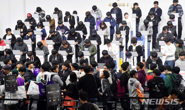 【부산=뉴시스】 하경민 기자 = 15일 부산 벡스코 제1전시장에서 열린 국내 최대 게임축제 '지스타 2018'을 찾은 관람객들이 신작 모바일 게임을 즐기고 있다. 오는 18일까지 열리는 이번 행사에는 게임 관련 업체 660여 곳이 참가해 2800여개의 부스를 마련, 다양한 신작 게임을 체험할 수 있도록 한다. 2018.11.15. yulnetphoto@newsis.com