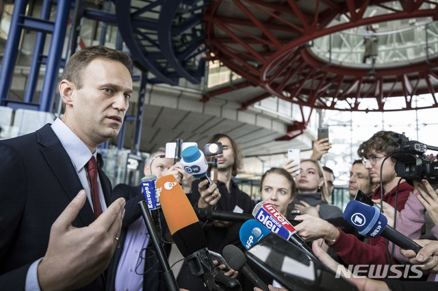 15일 나발니가 유럽인권재판소 앞에서 판결문 공개후 기자들에게 말하고 있다  AP