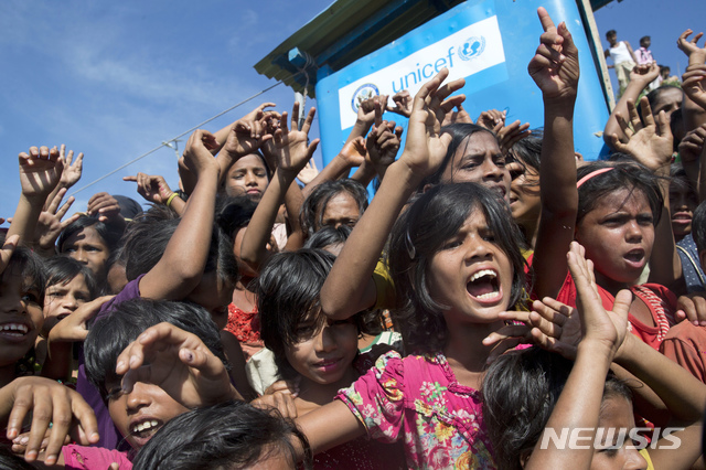 【콕스바자르(방글라데시)=AP/뉴시스】로힝야족 어린이들이 15일 방글라데시의 운치프랑 난민수용소에서 로힝야 난민의 미얀마 귀환 계획에 반대하는 구호를 외치고 있다. 이날 약 1000명의 로힝야 난민이 귀환 계획에 반대하는 항의 시위를 벌였다. 방글라데시는 귀환을 원하는 로힝야 난민이 없다며 귀환 계획을 취소했다. 2018.11.15