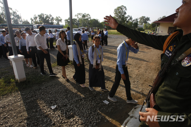 【프놈펜=AP/뉴시스】 캄포디아 프놈펜 외곽에 있는 캄보디아 크메르루주 전범재판소(ECCC)에 16일(현지시간) 학생들이 들어서고 있다. 이날 ECCC에서는 크메르루즈 전 지도자들의 공판 선고가 이뤄졌다. 2018.11.16.