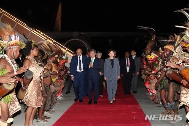 【파푸아뉴기니=뉴시스】박진희 기자 = 문재인 대통령과 부인 김정숙 여사가 16일 APEC 정상회의 참석을 위해 파푸아뉴기니아 포트모르즈비 국제공항에 도착해 원주민의 환영을 받고 있다.  2018.11.16.   pak7130@newsis.com