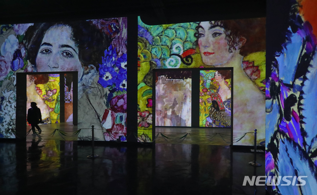 【서귀포=뉴시스】우장호 기자 = 17일 오후 제주 서귀포시 성산읍 고성리에서 열린 '빛의 벙커' 개관식에서 관람객들이 아미엑스(AMIEX) 프로젝트로 구현된 구스타브 클림트(Gustav Klimt) 작품을 감상하고 있다. 2018.11.17. woo1223@newsis.com