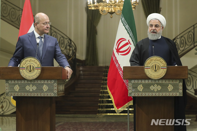 【테헤란=AP/뉴시스】 하산 로하니(오른쪽) 이란 대통령과 바르함 살레(왼쪽) 이라크 대통령은 17일(현지시간) 이란 테헤란에서 만나 이란과 이라크의 무역 규모를 120억달러(약 13조5000억원)에서 200억달러(약 22조 6000억원)으로 확대할 것으로 기대한다고 밝혔다. (사진=이란 대통령실 제공) 2018.11.17.