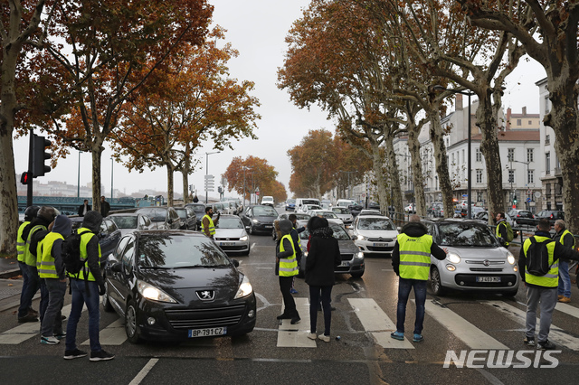 【리용(프랑스)=AP/뉴시스】프랑스 중부 리용에서 17일 유류세 인상에 항의하는 시민들이 도로를 봉쇄하고 시위를 벌이고 있다. 이날 프랑스 전역에서 항의 시위가 벌어져 1명이 사망하고 47명이 부상했다. 2018.11.17