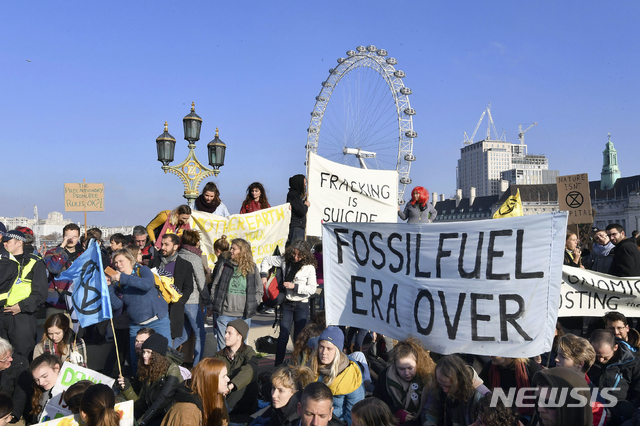 英 런던서 대규모 反기후변화 시위…"화석연료 시대 끝내라" 