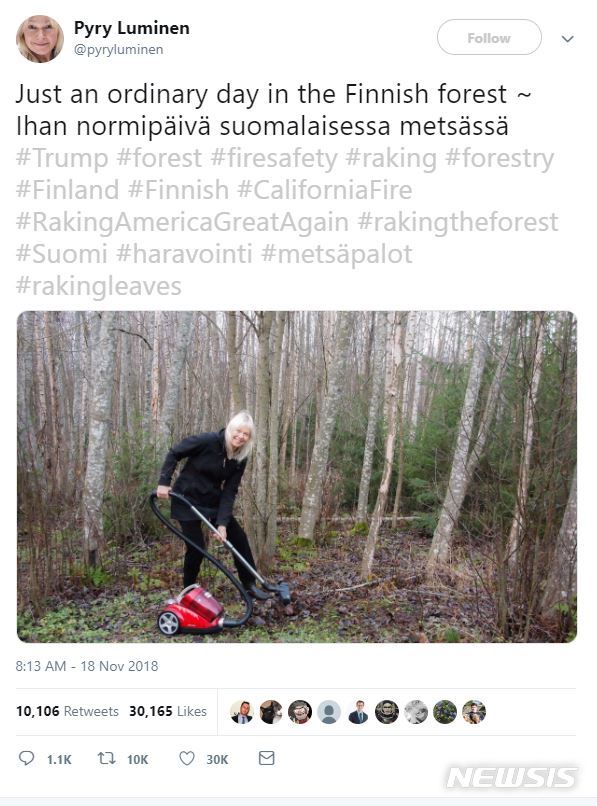【서울=뉴시스】 도널드 트럼프 미국 대통령이 화재현장에 방문해 캘리포니아 주는 핀란드 국민이 어떻게 산림관리를 하고 있는지 배워야 한다고 했다는 사실이 전해지자, 핀란드 국민들이 의아해 하고 있다고 AP통신이 19일 (현지시간) 보도했다. 사진은 "핀란드 숲 속의 평범한 하루"라는 글과 함께 진공청소기를 들고 낙엽을 모으는 흉내를 내며 트럼프의 발언을 패러디한 한 핀란드 트위터. <사진출처: 트위터> 2018.11.19