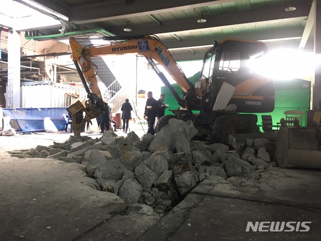 【서울=뉴시스】이윤청 기자 = 19일 노량진 구시장 폐쇄작업이 시작된 후 수협 측이 굴착기 2대를 투입해 바닥을 훼손했다. 