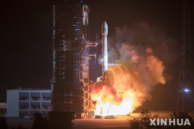 【시창=신화/뉴시스】19일 오전 2시7분(현지시간) 쓰촨(四川)성 시창(西昌)위성발사센터에서  베이더우 '베이더우(北斗)' 3호 위성 2기를 탑재한 창정(長征) 3호 로켓이 발사되고 있다. 이번 발사를 통해 중국은 올해 말 일대일로(一帶一路, 육·해상 실크로드) 지역내 국가들에게 내비게이션 서비스를 정식 제공할수 있게 됐다. 2018.11.19 
