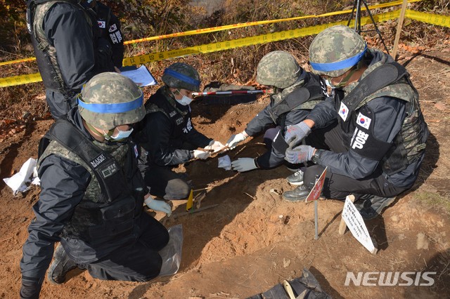 【서울=뉴시스】 국방부는 지난 11월19일 남북 공동유해발굴을 위해 지뢰제거 작업을 진행 중인 강원도 철원 화살머리 고지 일대에서 5구의 유해가 추가 발견됐다고 밝혔다. 사진은 군 관계자들이 현장감식을 하는 모습. 2018.11.19. (사진=국방부 제공) photo@newsis.com