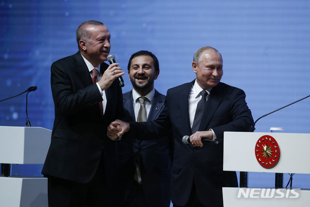【이스탄불=AP/뉴시스】 러시아와 터키를 잇는 흑해 가스관의 해저 구간이 완공됐다. 터키 이스탄불에서 열린 19일 행사에는 레제프 타이이프 에르도안 터키 대통령(왼쪽)과 푸틴 대통령(오른쪽)이 참석했다. 