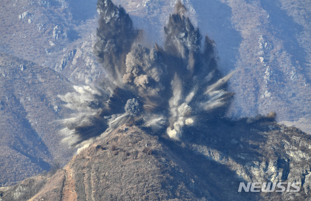 【서울=뉴시스】 국방부는 20일 북측이 비무장지대(DMZ) 중부전선 GP(감시초소)를 폭파하는 장면을 공개했다. (사진=국방부 제공) 