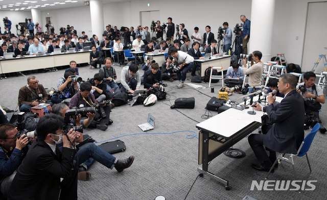 【요코하마=AP/뉴시스】일본 검찰이 카를로스 곤(64) 닛산·르노 회장을 19일 금융상품거래법 위반혐의로 체포했다. 사진은 이날 요코하마에 있는 닛산자동차 글로벌 본사에서 사이카와 히로토 최고경영자(오른쪽)가 기자회견을 갖고 있는 모습. 2018.11.20 