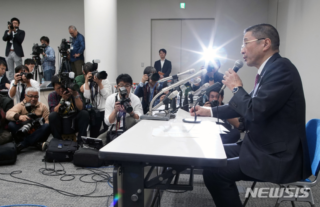 【요코하마=AP/뉴시스】일본 검찰이 카를로스 곤(64) 닛산·르노 회장을 19일 금융상품거래법 위반혐의로 체포했다. 사진은 이날 요코하마에 있는 닛산자동차 글로벌 본사에서 사이카와 히로토 최고경영자가 기자회견을 갖고 있는 모습. 2018.11.20 