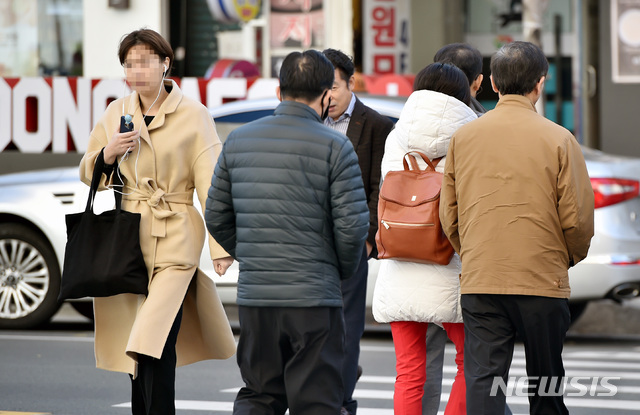 【대구=뉴시스】우종록 기자 = 쌀쌀한 날씨를 보인 20일 오전 대구 동구 신천동 신세계백화점 앞 횡단보도에서 두꺼운 옷을 입은 시민들이 발걸음을 옮기고 있다. 2018.11.20. wjr@newsis.com