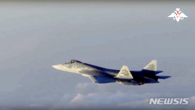 【모스크바=AP/뉴시스】지난 2018년 11월20일 러시아 국방부 홈페이지에 게재된 Su-57 사진. 러시아 국방부는 SU-57이 연초부터 시리아 내전에 투입돼 실전 평가를 받고 있다며 이 사진을 공개했다. 2019.07.30