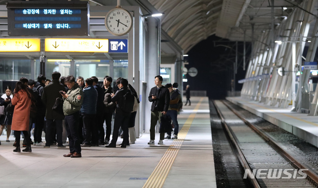 【청주=뉴시스】강종민 기자 = 20일 오후 진주에서 서울로 가던 KTX 열차에 전기 공급이 중단돼 KTX 오송역에서 열차가 멈춰서는 사고가 발생해 충북 청주 오송역에서 승객들이 열차 운행을 기다리고 있다. 2018.11.20.  ppkjm@newsis.com