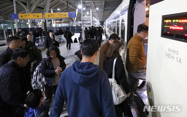 【청주=뉴시스】강종민 기자 = 열차에 전기 공급이 중단돼 열차가 멈춰서는 사고가 발생한 20일 오후 충북 청주 오송역에서 승객들이 운행이 재개된 열차에 탑승하고 있다. 2018.11.20.  ppkjm@newsis.com