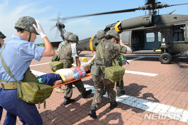 【서울=뉴시스】의무후송 훈련을 하고 있는 장병들 모습. (뉴시스DB)