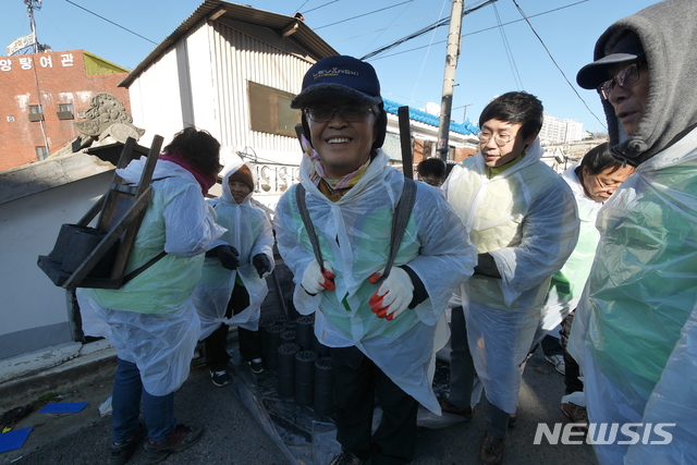 【서울=뉴시스】공무원연금공단이 진행 중인 '김장·연탄나눔 전국 릴레이 캠페인'에 참가한 상록자원봉사단원들이 연탄을 나르고 있다.(사진=공무원연금공단 제공)