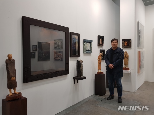 【대구=뉴시스】 박현주 미술전문기자 = 감성빈 작가가 대구아트페어 참여한 갤러리 2U에서 작품을 전시판매한다. 