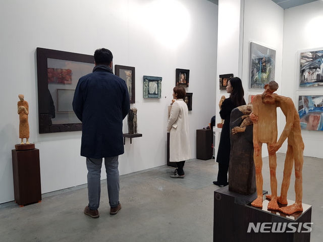 【대구=뉴시스】 박현주 미술전문기자 = 감성빈 조각이 전시된 대구아트페어 갤러리2U 부스.