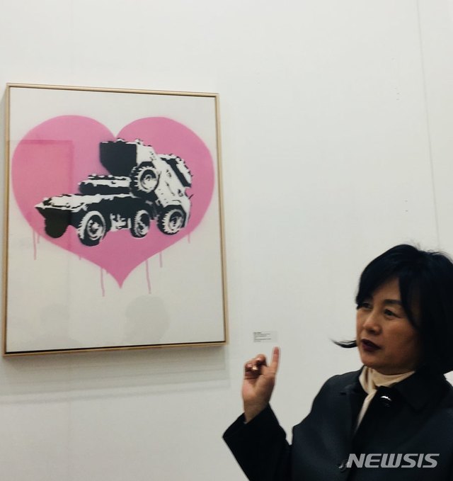 【대구=뉴시스】 박현주 미술전문기자 = 21일 대구아트페어 리안갤러리에 선보인 뱅크시의 작품을 안혜령 대구화랑협회장이 설명하고 있다. 