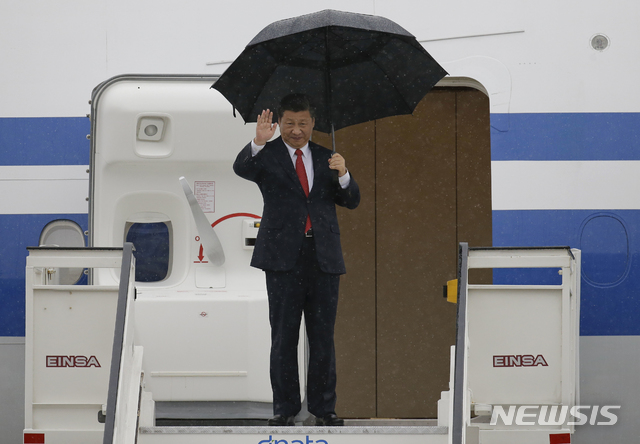 【마닐라=AP/뉴시스】시진핑 중국 국가주석이 21일 필리핀 방문을 마치고 마닐라 국제공항을 떠나기 전 손을 흔들고 있다. 2018.11.21 