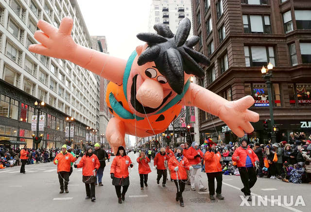 【시카고= 신화/뉴시스】 시카고 시내에서 23일 저녁 (현지시간) 추수감사절 축하 연례 축제가 벌어져 많은 시민과 악단이 행진을 하고 있다. 그러나 주말인 25일의 폭풍설 경보로 국제공항의 대부분 항공편이 취소되거나 지연이 예고되었다.  